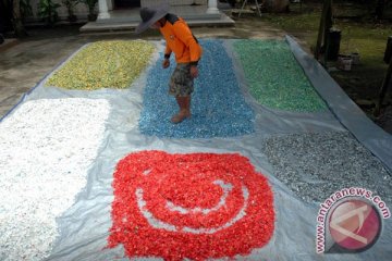 Warga Yogyakarta ubah botol plastik menjadi bros