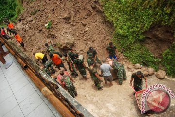 Anggota DPR tinjau jalan longsor di Kutambaru