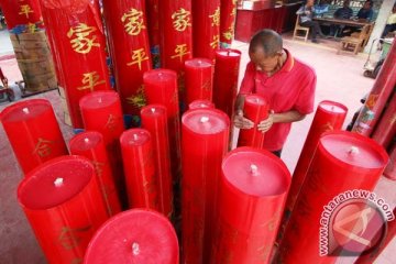 Nuansa merah di Wihara Dharma Bhakti pada Imlek