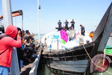 Kapal pakaian bekas impor ditangkap di perairan Sulawesi