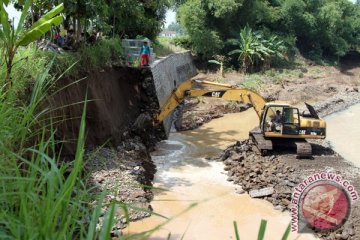 Tebing sungai longsor tewaskan satu penambang