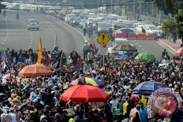 Ribuan nelayan blokir Pantura Batang, lalu lintas lumpuh