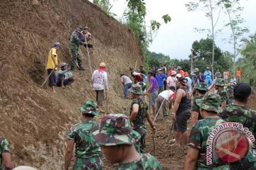 Jalur Lumajang - Malang longsor