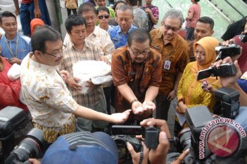 Soekarwo-Rismaharini sidak ke pasar tradisional