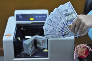 Emas turun karena dolar menguat dan pertemuan Fed