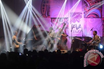 Harmoni unik gitar-klarinet Tesla di Java Jazz