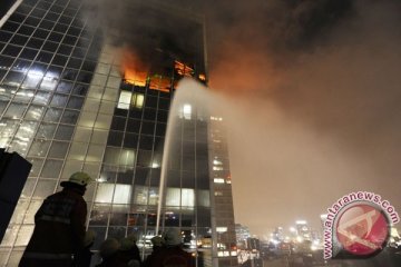 Api masih membakar Wisma Kosgoro