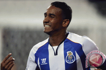 Porto menang tapi Danilo dilarikan ke rumah sakit 