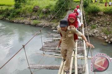 360 jembatan gantung dalam kondisi rusak di Lebak