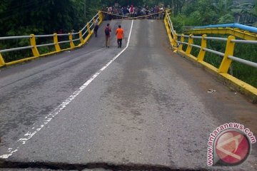 Jembatan Trenggalek putus diduga akibat penambangan pasir