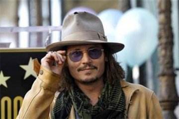 Pergelangan tangan Johnny Depp patah di Australia