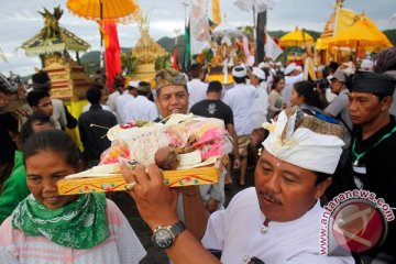 Iring-iringan benda sakral warnai ritual Melasti