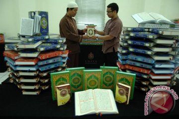 Mahasiswa Universitas Surabaya wakafkan 1.400 Alquran untuk yatim