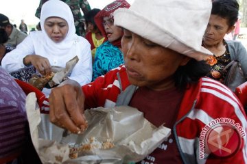 Mensos santap nasi raskin bersama pengungsi Sinabung