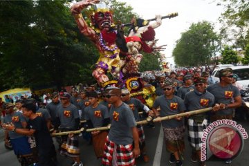 Polisi-Pecalang kawal pawai ogoh-ogoh di Denpasar