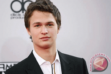 Strathairn dampingi Ansel Elgort bintangi "November Criminals"