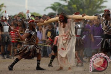 Gegana sisir gereja-gereja di Larantuka jelang Paskah