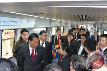 Jokowi jajal kereta bandara Beijing