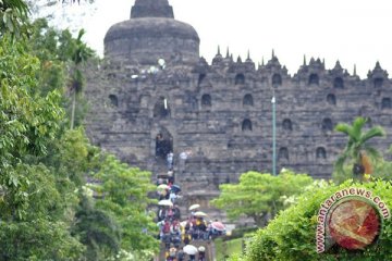 Pelukis Borobudur pameran tunggal "The Happy World"