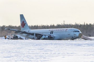 Pesawat Air Canada tergelincir saat mendarat