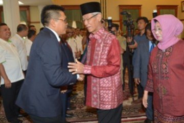 Jabat Tangan Ketua Baru