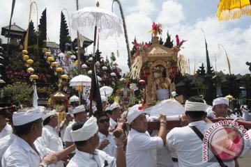 Ribuan umat ikuti persembahyangan ritual Betara Turun Kabeh