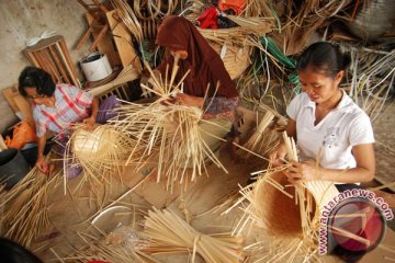 Pengrajin anyaman bambu Pedawa kewalahan penuhi permintaan