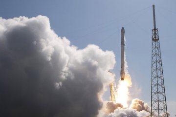 SpaceX akan luncurkan komputer super ke luar angkasa