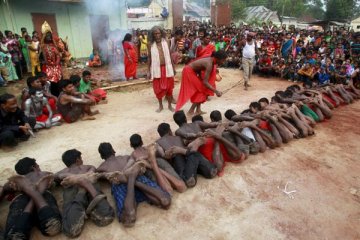 450 orang cedera dalam festival lempar batu di India Tengah