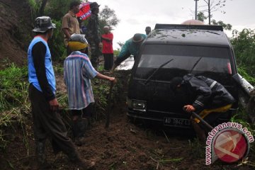 Jalur Banjarnegara-Pekalongan tertimbun tanah longsor