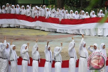 Ketika Presiden Jokowi bagi-bagi bendera