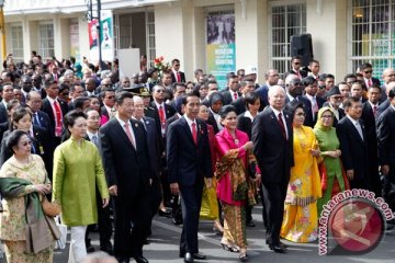 Presiden Jokowi diapit Presiden Tiongkok dan PM Malaysia
