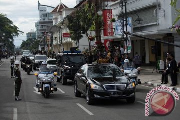 Bagi-bagi sepeda dan mobil mogok Pak Jokowi