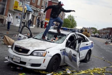 Polisi Baltimore tambah kekuatan saat jam malam