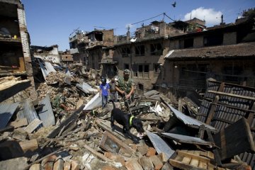 Perempuan 105 tahun diselamatkan dari reruntuhan di Nepal
