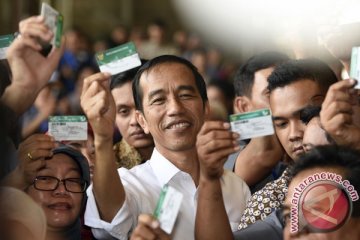 Presiden Jokowi serahkan KIS untuk buruh di Semarang