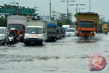 Jalan raya Porong digenang air setinggi hampir setengah meter
