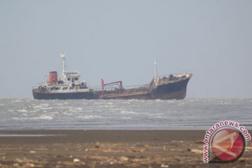 Kapal tanker minyak terdampar di Teluk Pacitan