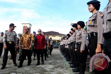 Polwan hadiahi buruh tumpeng peringati May Day