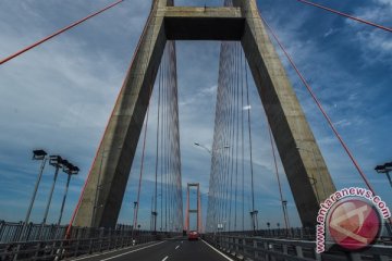 Lalu intas menuju jembatan Suramadu macet hingga 12 kilometer
