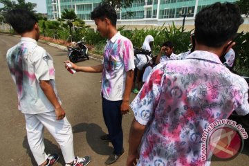 Hari ini hasil UN SMA diumumkan, pelajar dilarang coret baju