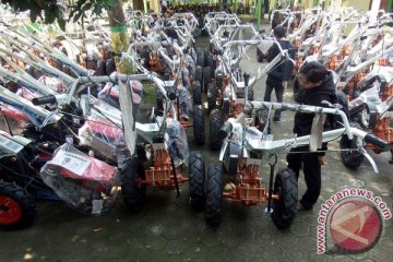 Kementan serahkan 30 traktor untuk petani Sukabumi