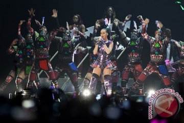 Katy Perry belajar bahasa Indonesia di panggung konser 