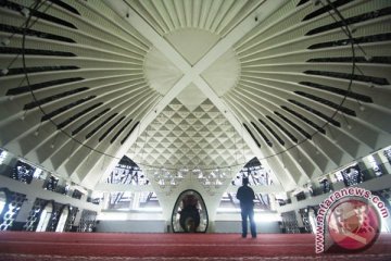 Warga swadaya pugar masjid bersejarah