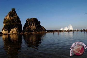 Ribuan wisatawan padati Pantai Sawarna di Lebak