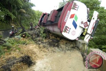 Pemkab Limapuluh Kota evakuasi korban longsor