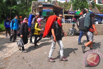 Pencarian pendaki jatuh ke kawah Merapi sementara dihentikan