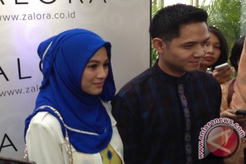 Dude Harlino belajar mandikan anak