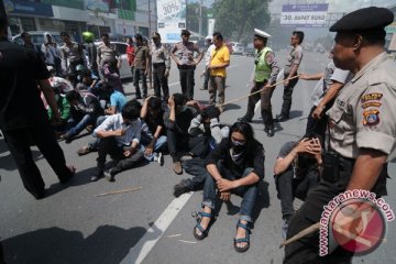 Mahasiswa bentrok dengan polisi