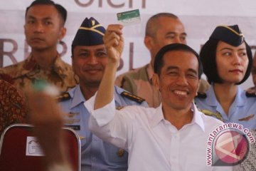Presiden Jokowi salami warga nelayan Paotere